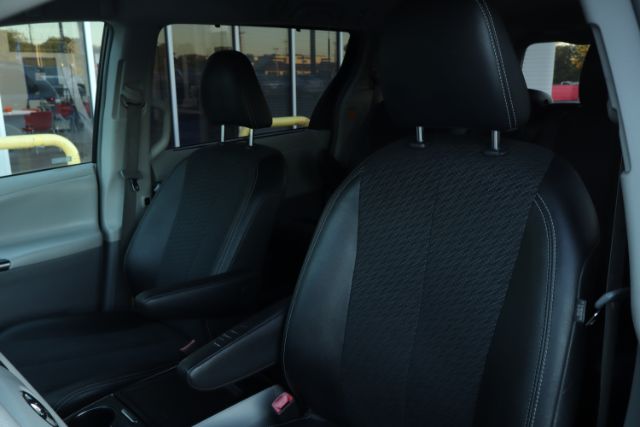 2013 Toyota Sienna  thumbnail 17