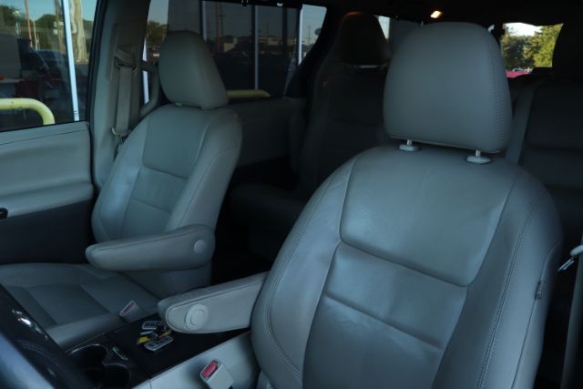 2016 Toyota Sienna  thumbnail 18