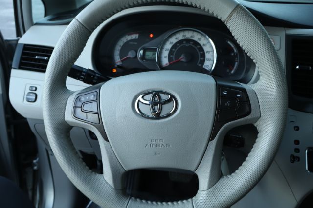 2013 Toyota Sienna  thumbnail 18