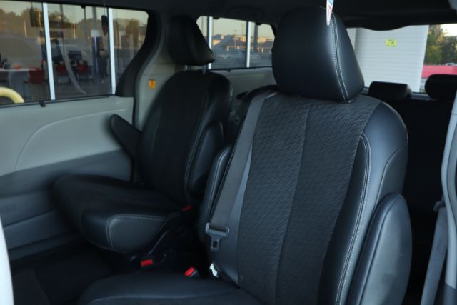 2013 Toyota Sienna  thumbnail 13