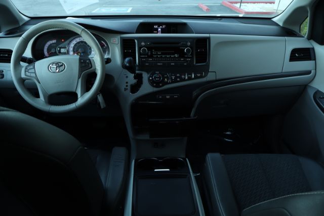 2013 Toyota Sienna  thumbnail 15