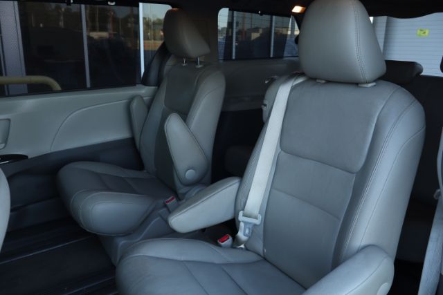 2016 Toyota Sienna  thumbnail 13
