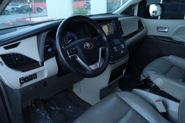 2016 Toyota Sienna  thumbnail 17