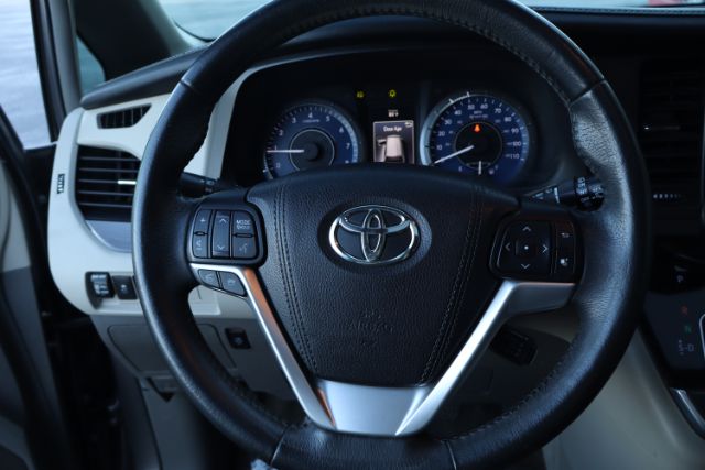 2016 Toyota Sienna  thumbnail 19