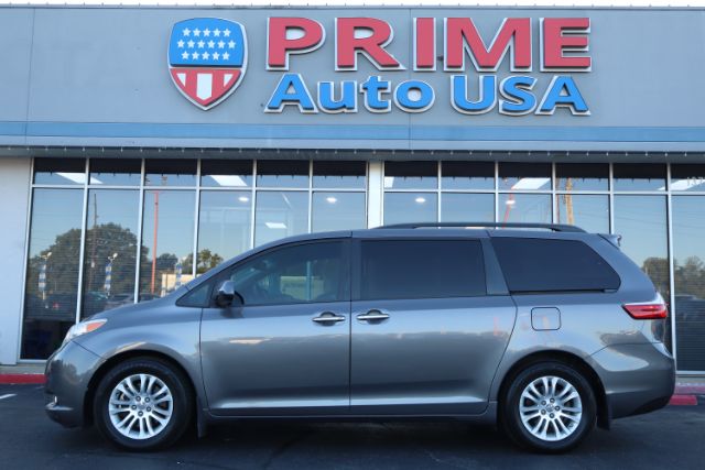 2016 Toyota Sienna  vehicle photo