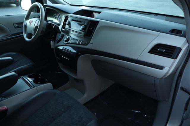 2013 Toyota Sienna  thumbnail 22