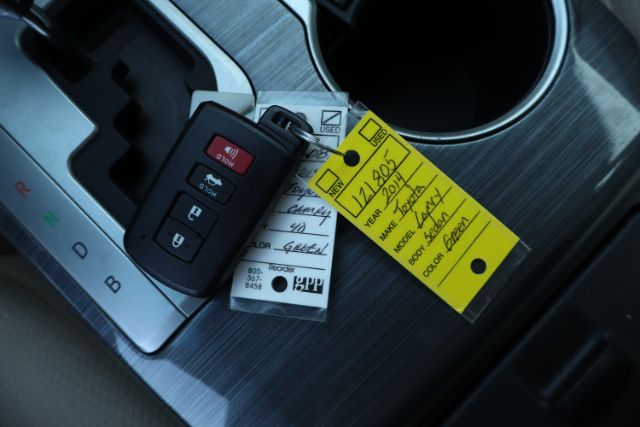 2014 Toyota Camry Hybrid  thumbnail 21