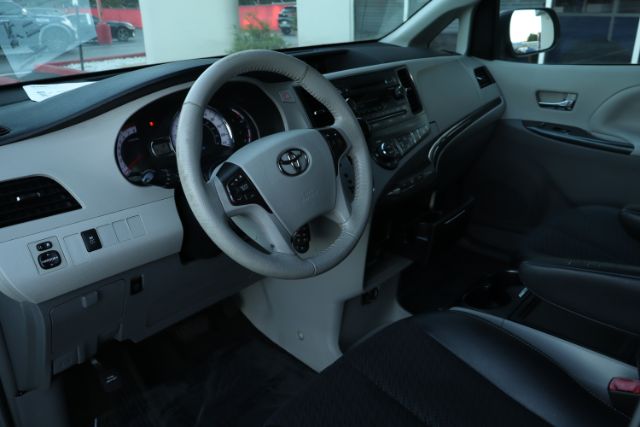 2013 Toyota Sienna  thumbnail 16