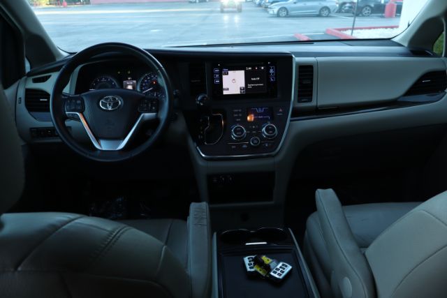 2016 Toyota Sienna  thumbnail 15